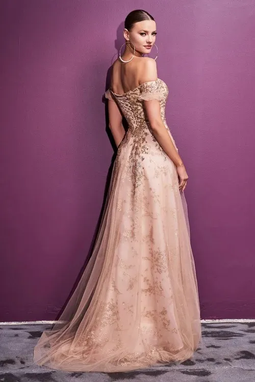 Vestido de Gala Off Shoulder color Dorado decorado con glitter y falda corte A