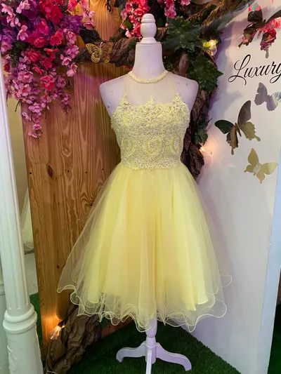 Vestido corto de Quinceañera cuello Halter decorado con pedreria y falda corte A de Tul