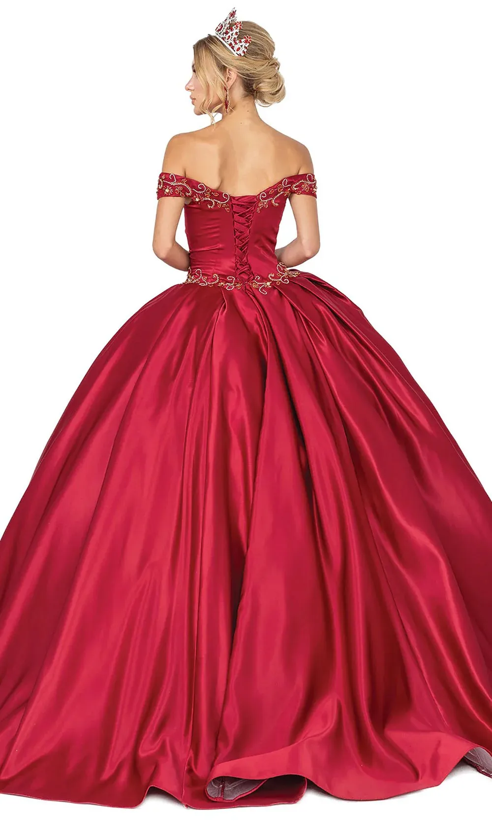 Vestido de 15 años Off Shoulder color Burgundy decorado con apliques dorados y falda corte princesa