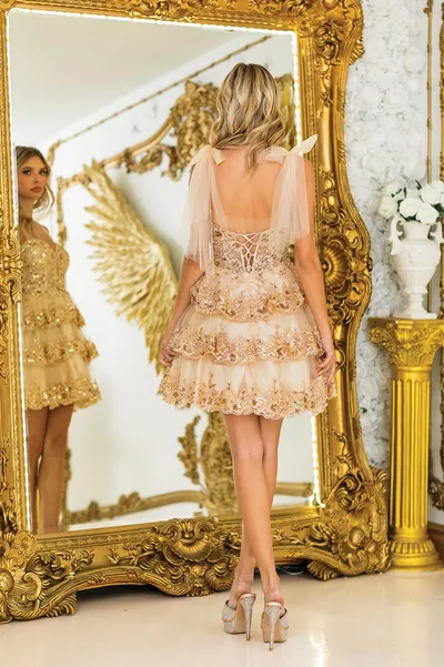 Vestido de Quinceañera corto estilo corset con transparencia decorado con apliques, falda con Flecos