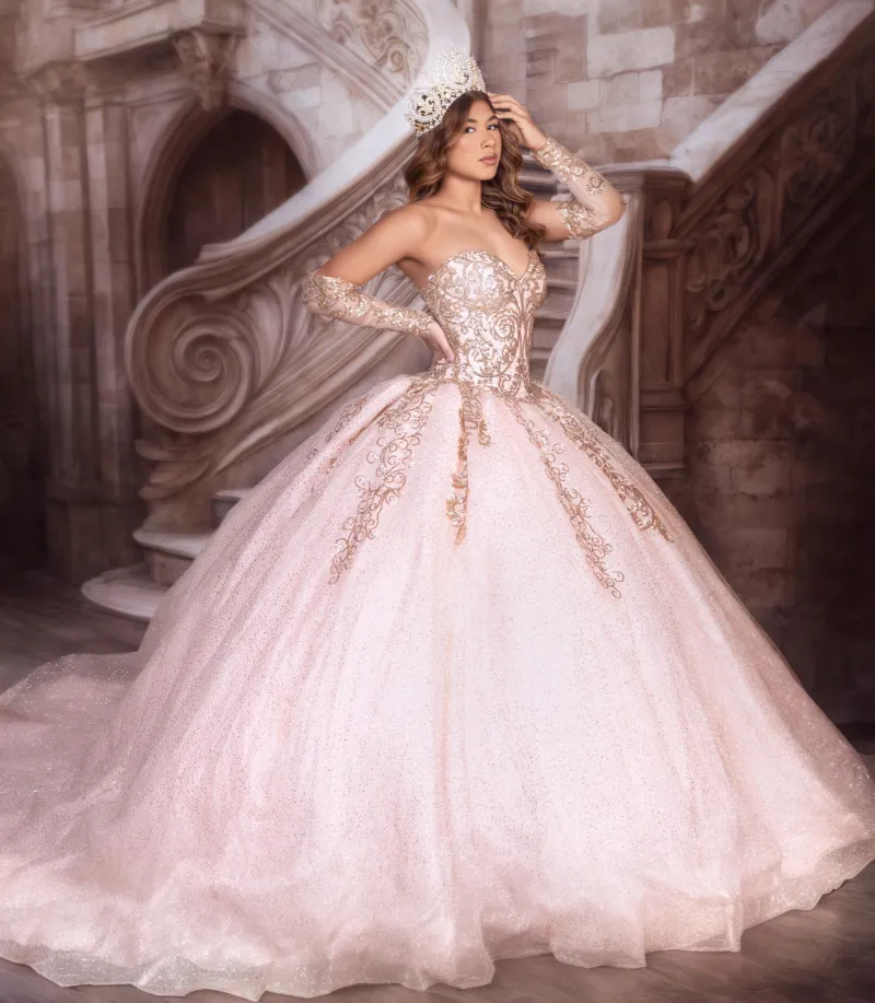 Vestido de 15 años con mangas tipo guantes decorado con Glitter y apliques de microlentejuela en Tornasol y falda corte princesa