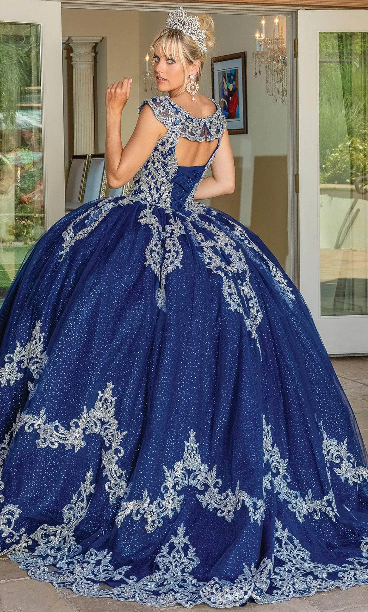 Vestido de 15 años color Azul Navy espada descubierta decorado con apliques plateados en tela de glitter y falda corte princesa