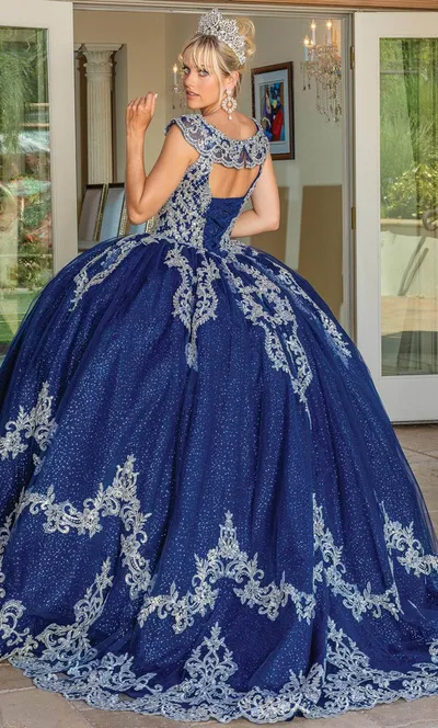 Vestido de 15 años color Azul Navy espada descubierta decorado con apliques plateados en tela de glitter y falda corte princesa