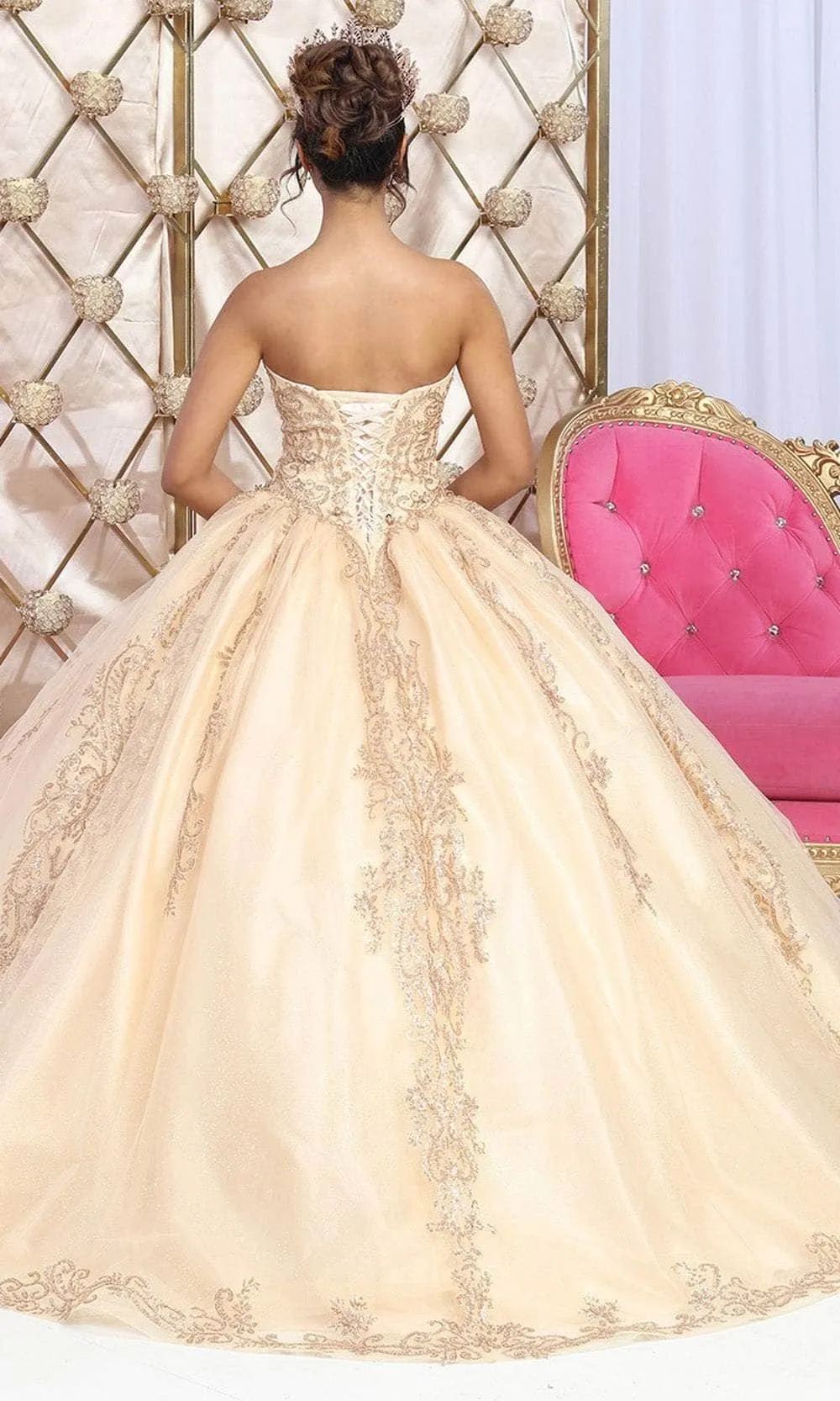 Vestido de 15 años Strapless decorado con apliques dorados y capa, falda corte Princesa