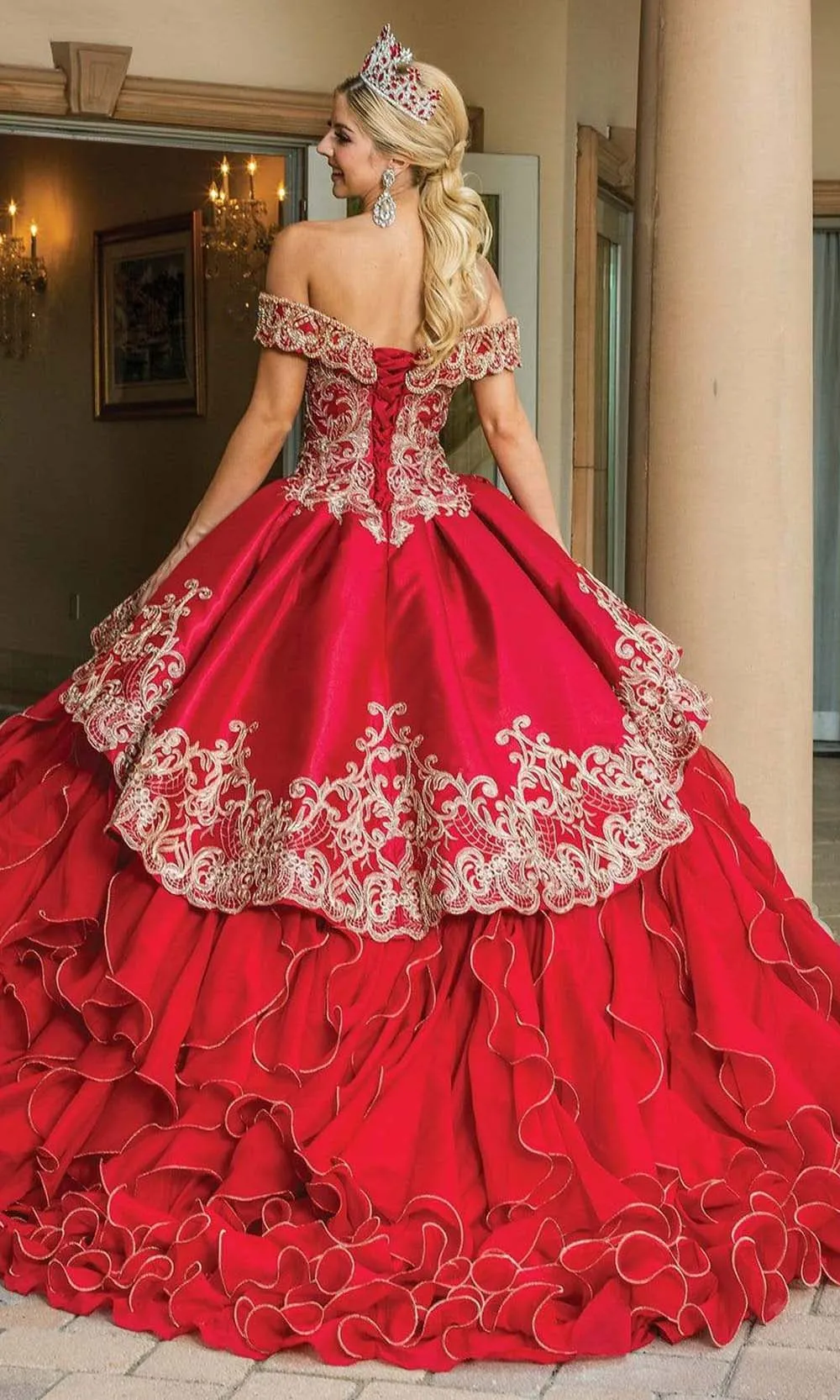 Vestido de 15 años de dos (2) piezas decorado con apliques en dorado y falda corte princesa desmontable