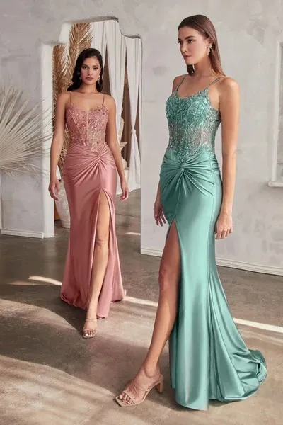 Vestido de Gala de tiras decorado con apliques de flores estilo corset con transparencia y falda con abertura lateral