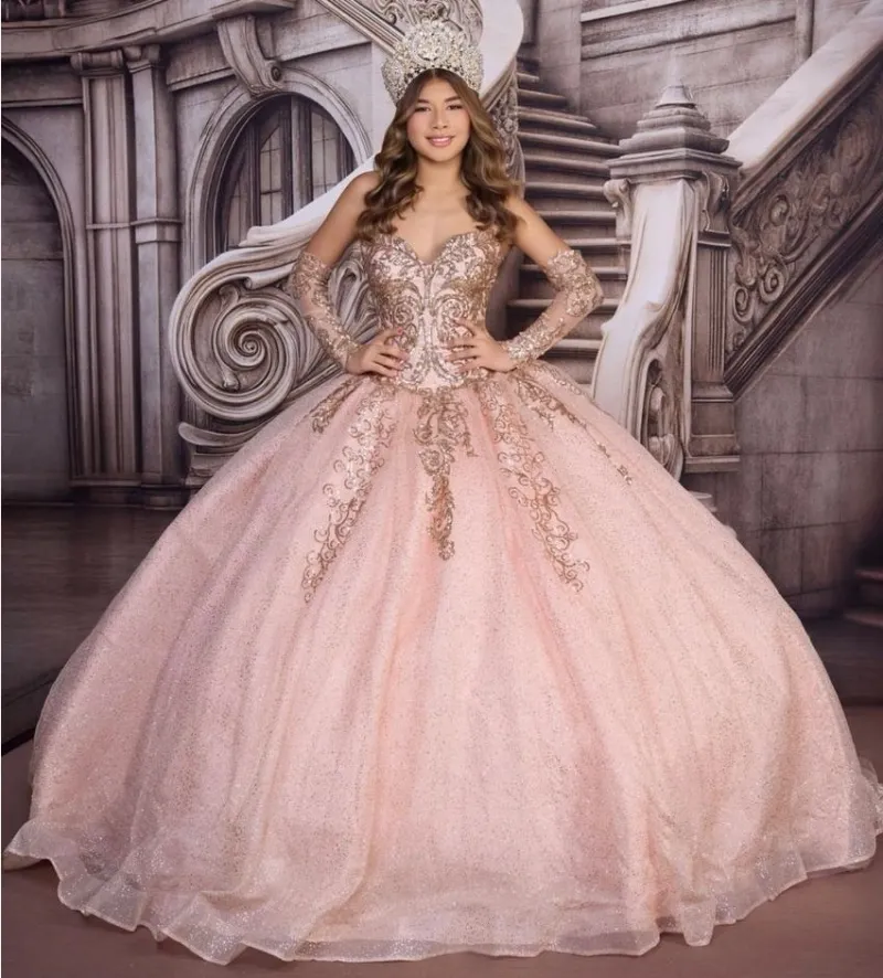 Vestido de 15 años con mangas tipo guantes decorado con Glitter y apliques de microlentejuela en Tornasol y falda corte princesa