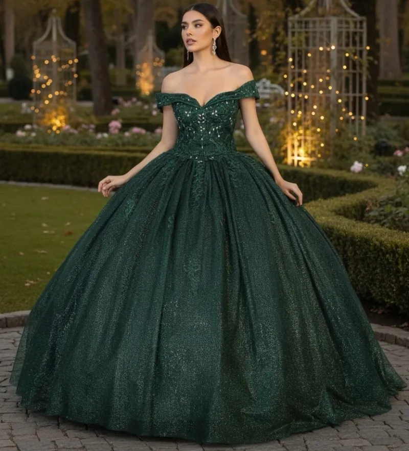 Vestido de 15 años Off Shoulder en tela de Glitter decorada con pedrería en Top y falda corte Princesa