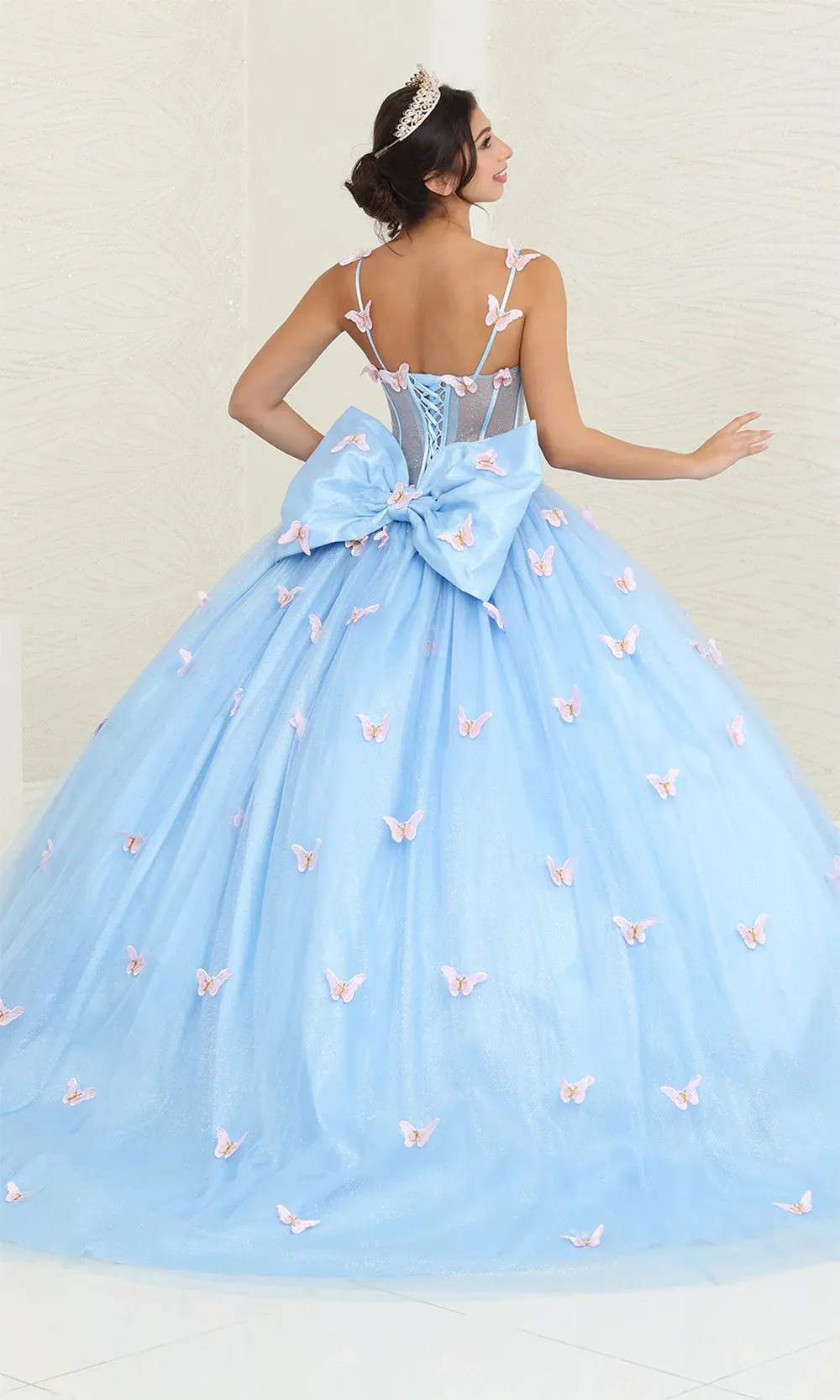 Vestido de 15 años tiras color Menta estilo corset con transparencia decorado con apliques y mariposas en 3D