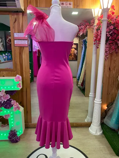 Vestido midi One Shoulder con manga de Tull ajustado al cuerpo