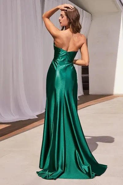 Vestido de Gala Strapless en tela de seda decorado con pedreria en top y abertura lateral