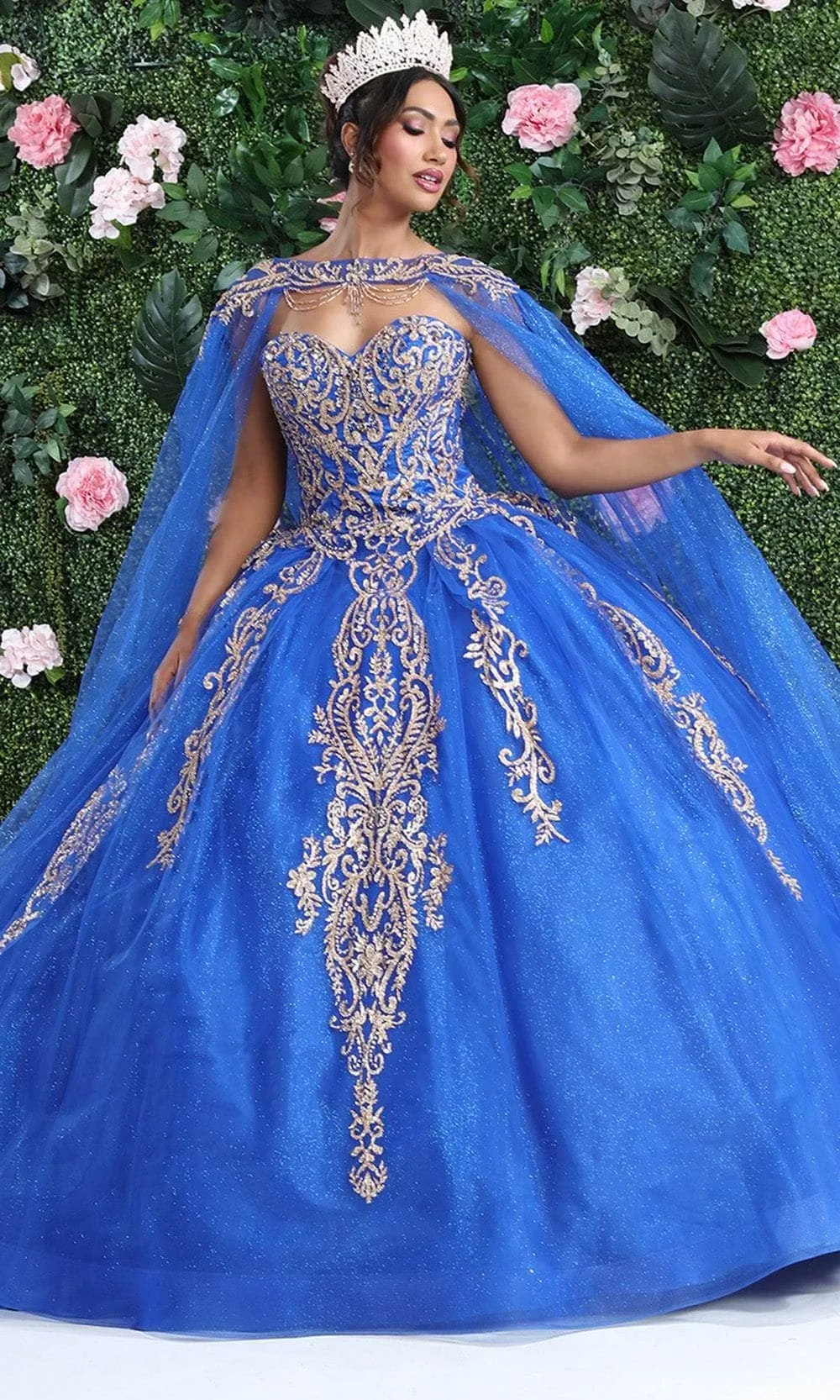 Vestido de 15 años Strapless decorado con apliques dorados y capa, falda corte Princesa