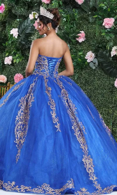 Vestido de 15 años Strapless decorado con apliques dorados y capa, falda corte Princesa