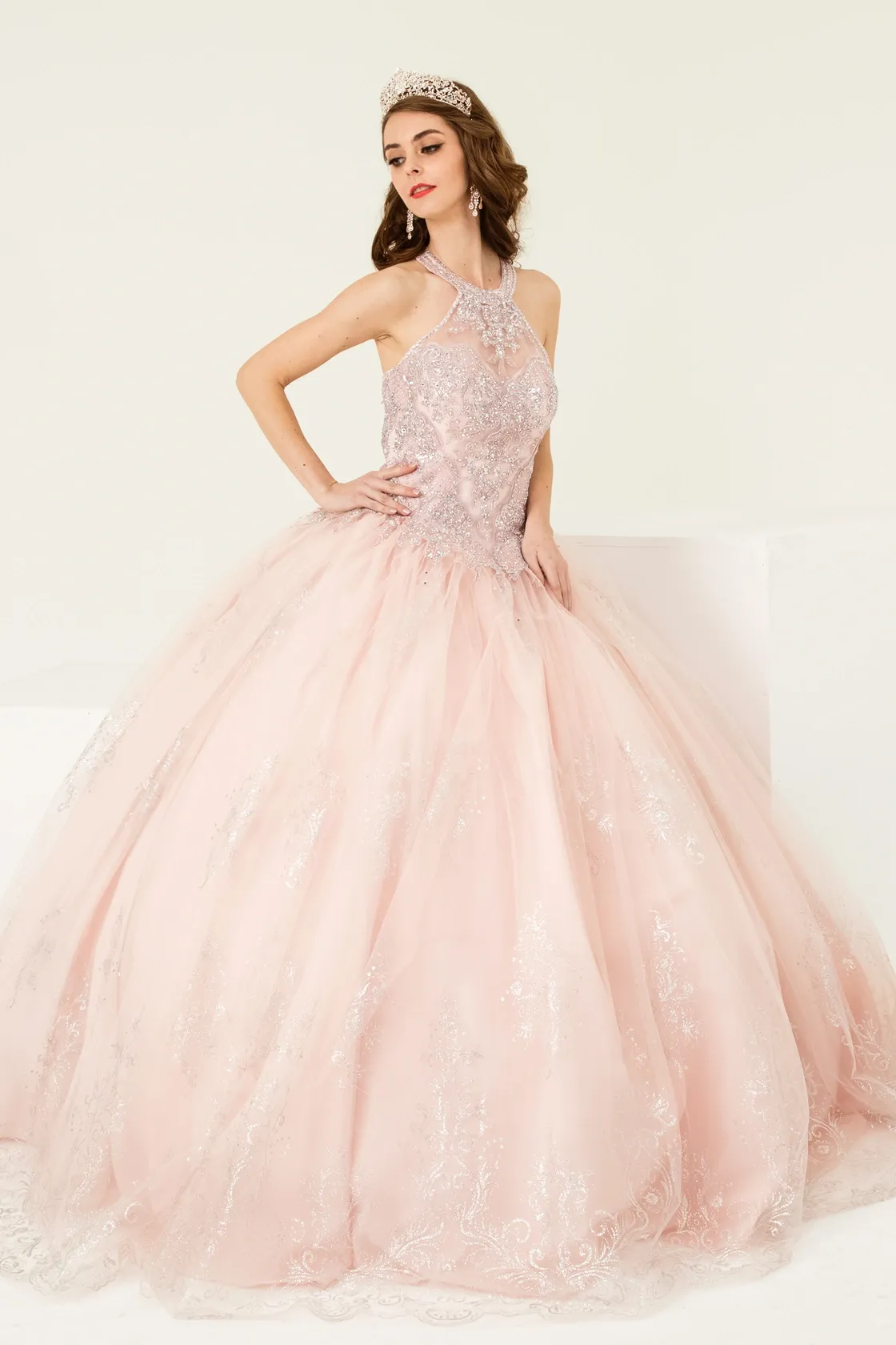 Vestido de 15 años cuello Halter con apliques y pedrería en Top, detalles de Glitter en falda