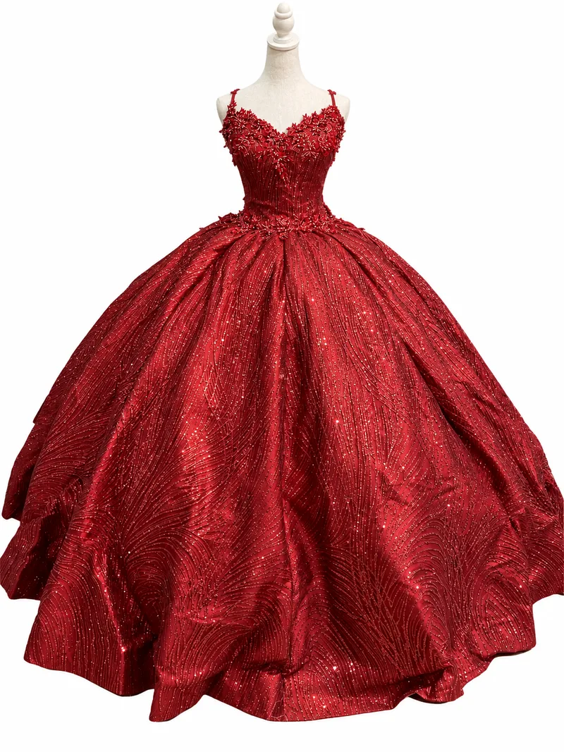 Maniquí con deslumbrante vestido de gala rojo