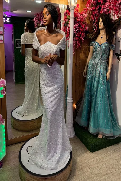 Vestido de Gala color Blanco decorado con perlas y lentejuelas plateadas