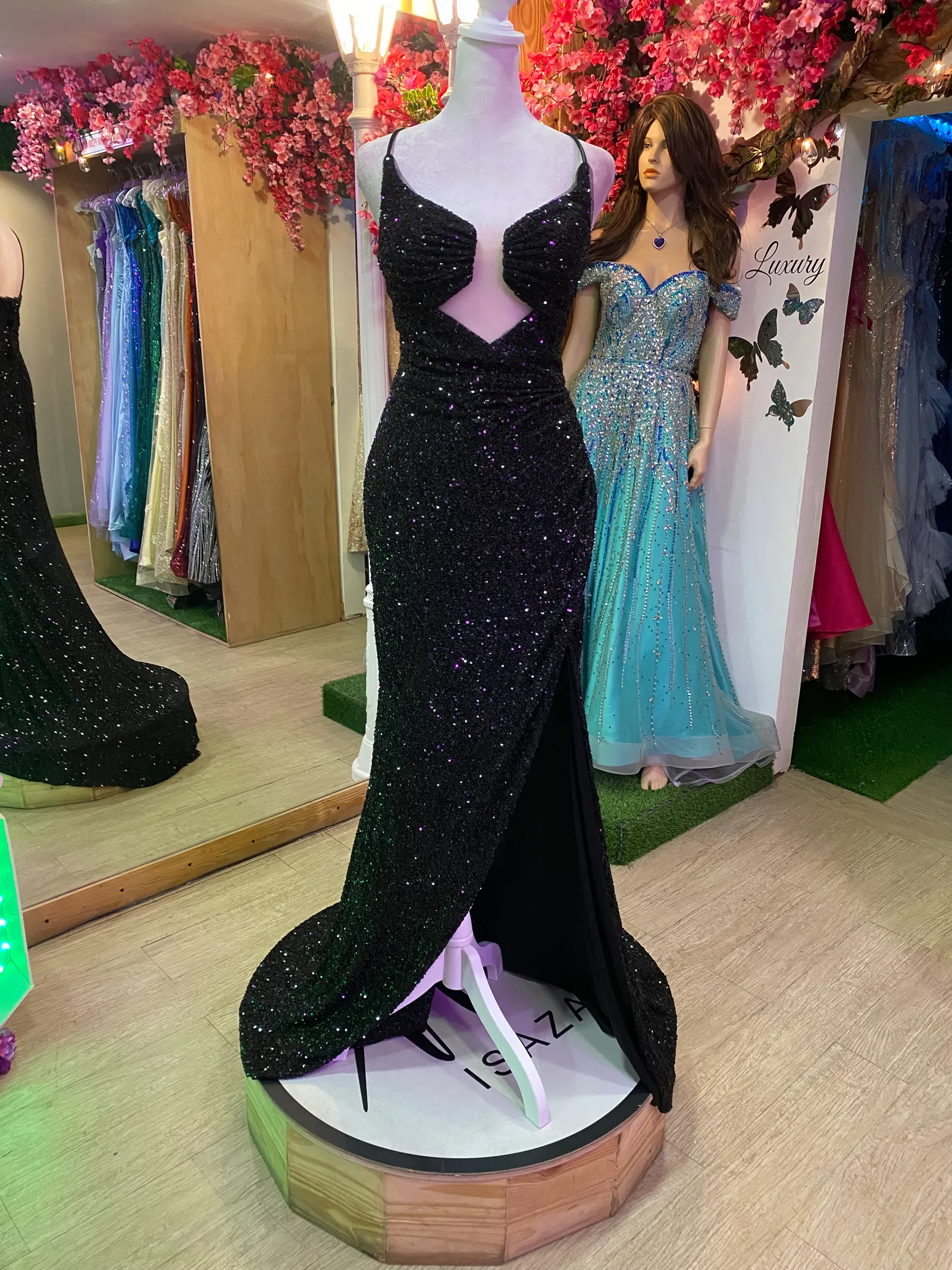 Vestido de Gala de tiras, corte en escote en tela de lentejuelas color Negro y falda con abertura lateral