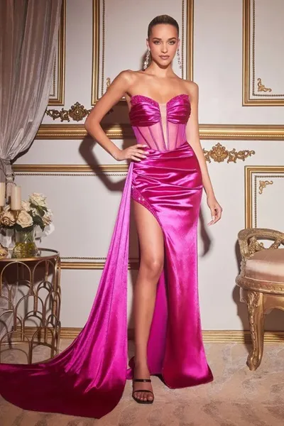 Vestido de Gala Strapless estilo corset con transparencia decorado con fina pedreria en corpiño y falda con abertura y cola lateral