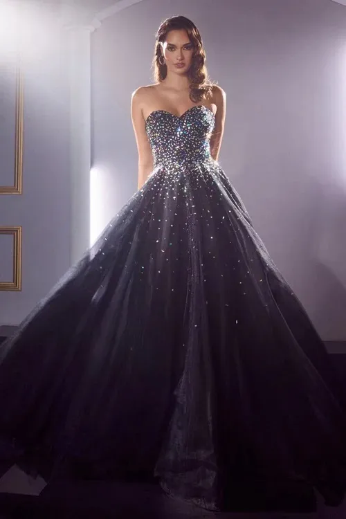 Vestido de Gala color negro Strapless escote corazón decorado con piedras de colores y falda corte A