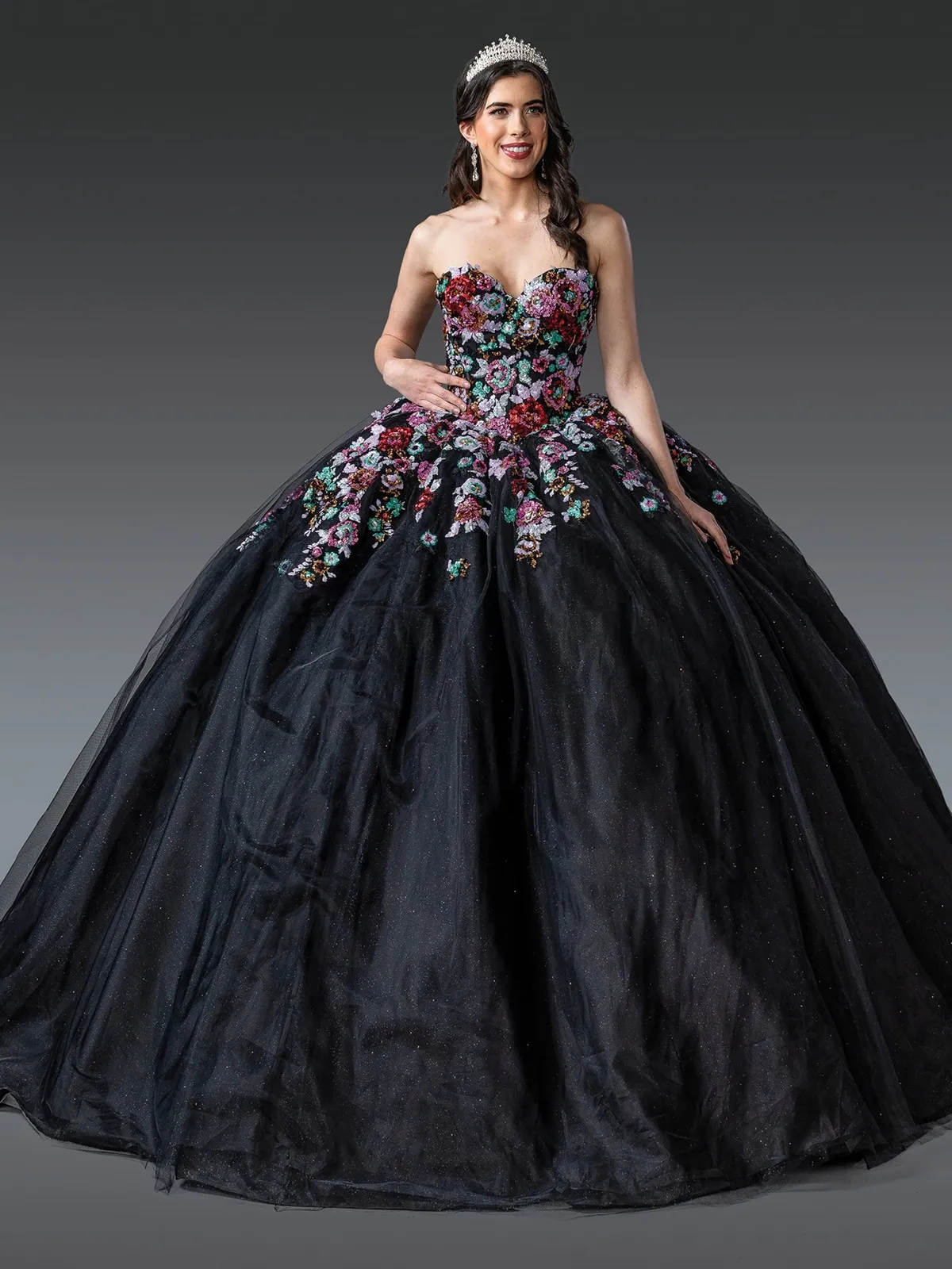 Vestido de 15 años strapless color Negro decorado con apliques de Flores multicolor en Glitter y Pedreria