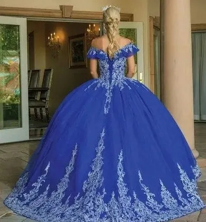 Vestido de 15 años Off Shoulder decorado con apliques y falda corte Princesa