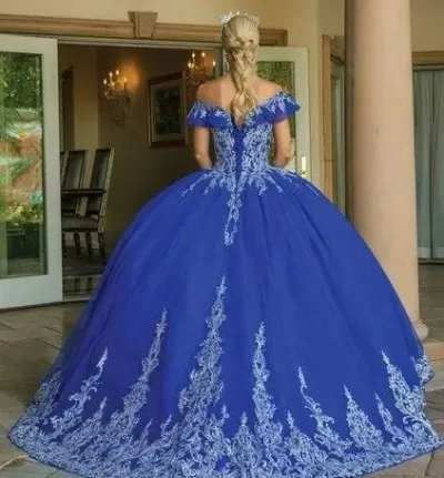 Vestido de 15 años Off Shoulder decorado con apliques y falda corte Princesa