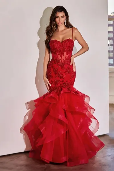 Vestido de gala estilo corset con transparencia decorado con apliques de flores y falda corte sirena de tull