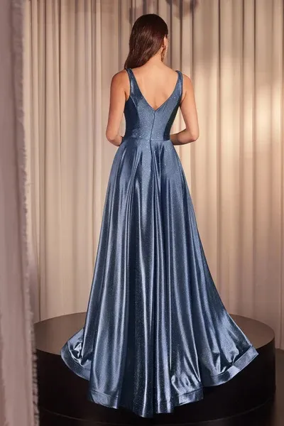Vestido de Gala cuello en V decorado con Glitter y falda corte A con abertura lateral