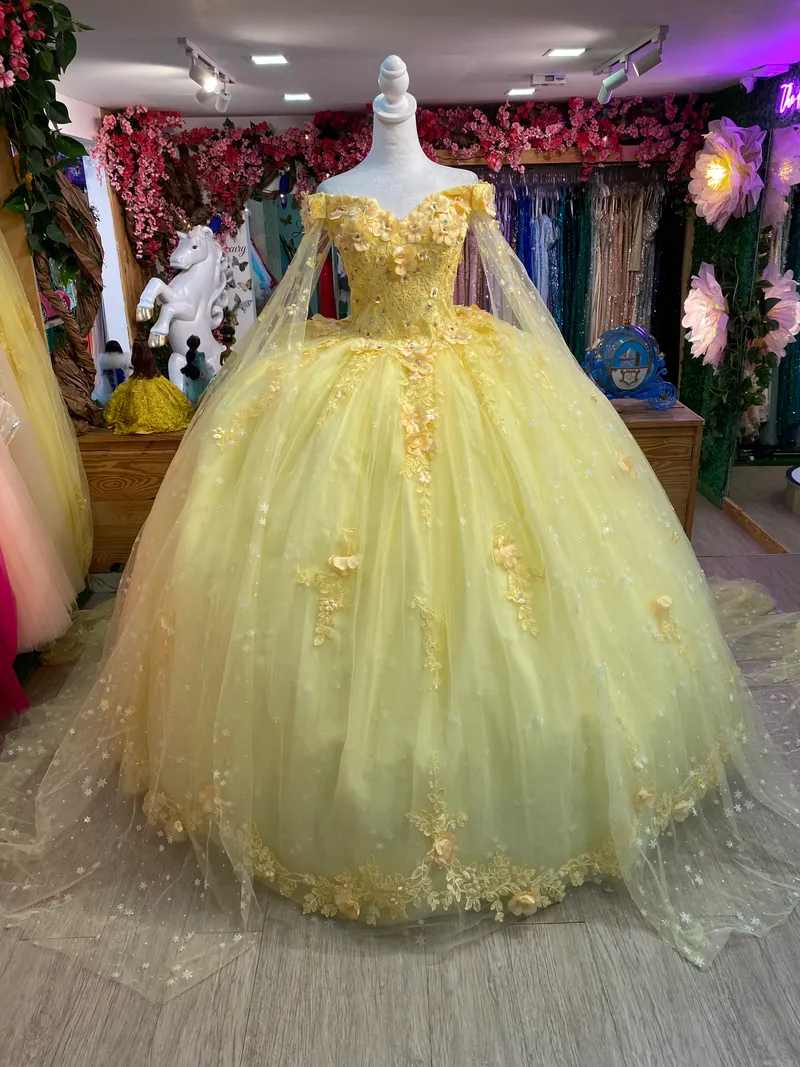 Vestido de 15 años Off Shoulder decorado con apliques de Flores, capas y falda corte Princesa con Lazo
