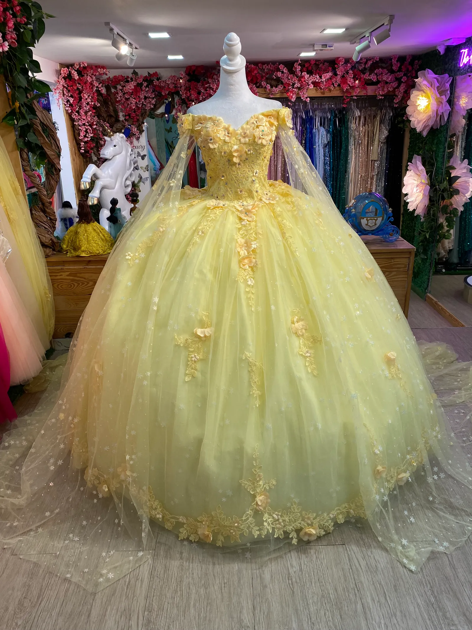 Vestido de 15 años Off Shoulder decorado con apliques de Flores, capas y falda corte Princesa con Lazo