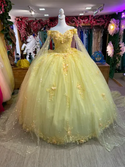 Vestido de 15 años Off Shoulder decorado con apliques de Flores, capas y falda corte Princesa con Lazo