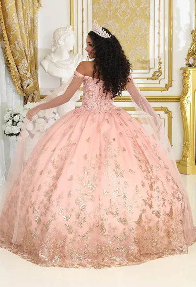 Vestido de 15 años Off Shoulder con capa en mangas decorado con plumas en Top, Glitter y apliques de mariposas