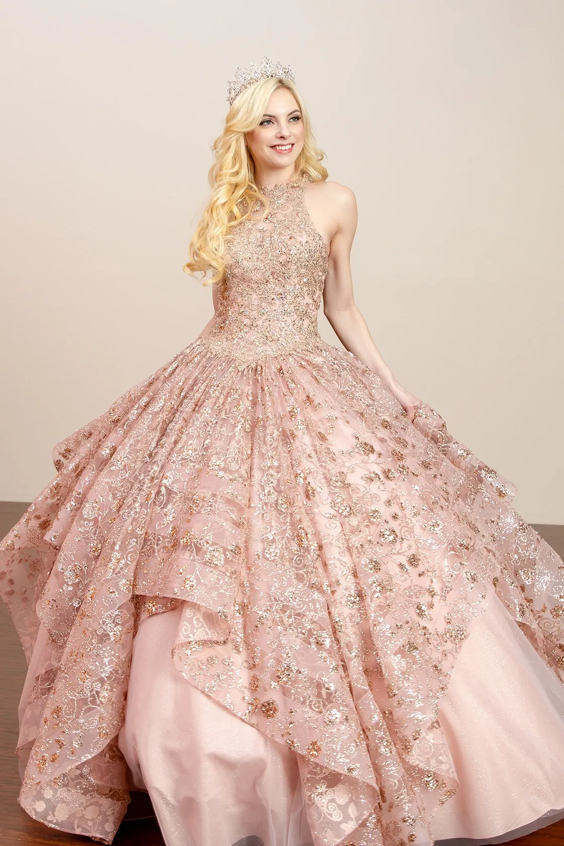 Vestido de 15 años cuello Halter corte Princesa decorado con apliques en Top y capa de Glitter en falda