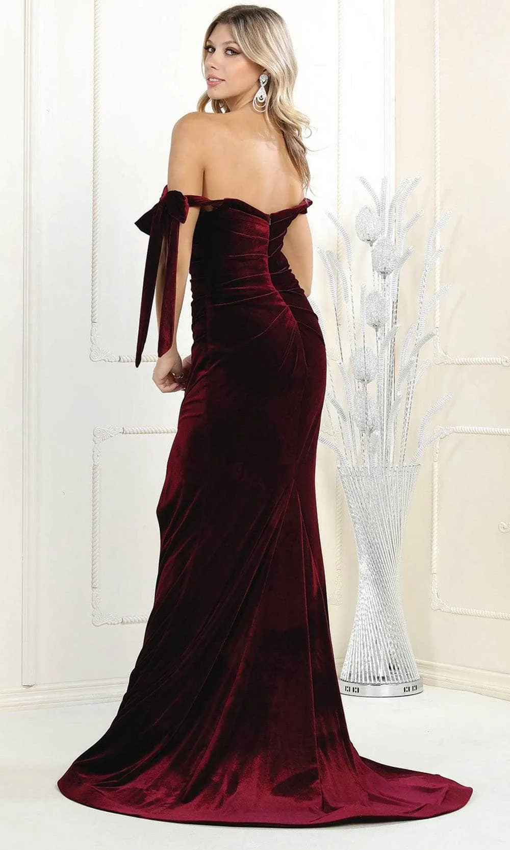 Vestido de Gala Off-Shoulder pegado en tela de terciopelo y falda con abertura lateral
