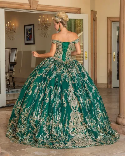 Vestido de 15 años Off Shoulder con decoraciones de Glitter en Dorado y Pedreria en Top, falda corte Princesa