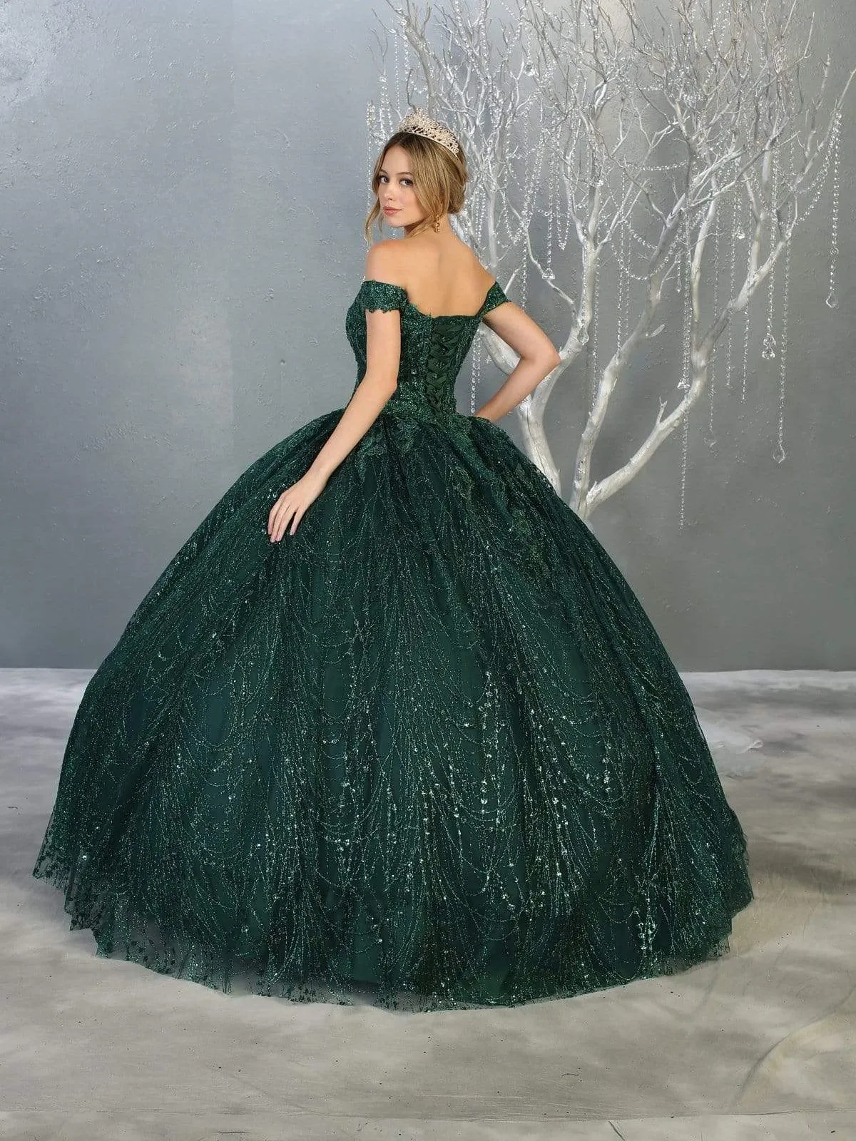 Vestido de 15 años Off Shoulder decorado con apliques en Top y Glitter, falda corte Princesa