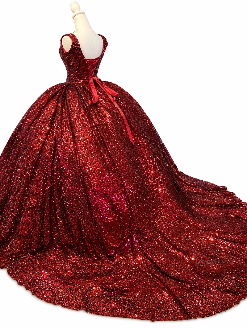 Vestido de gala rojo con cola brillante
