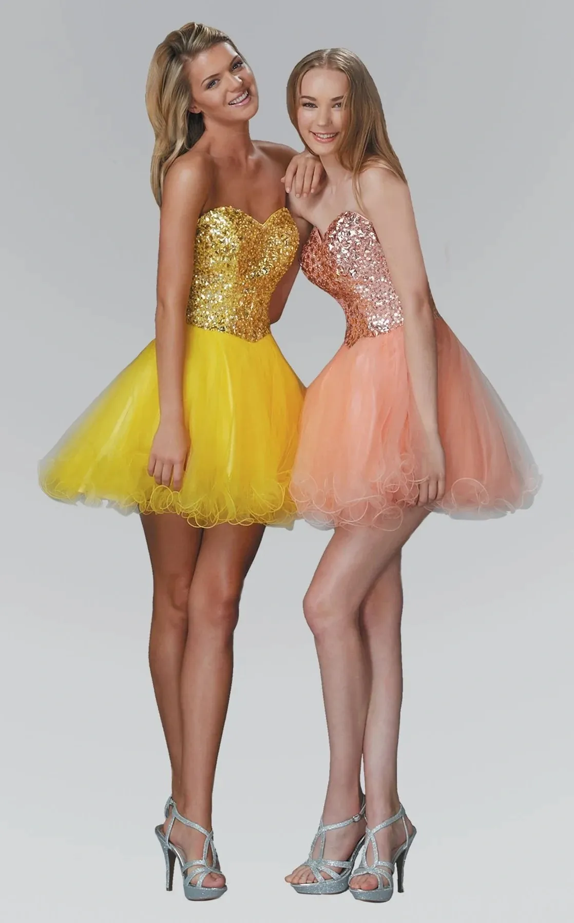 Vestido de Quinceañera corto Strapless decorado con pedrería en Top y falda corte A de Tul