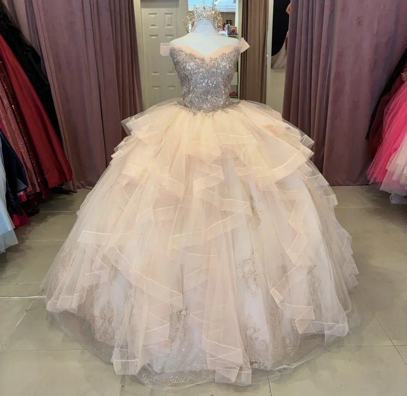Vestido de 15 años Off Shoulder decorado con apliques y cristales en Top y falda corte Princesa de flecos