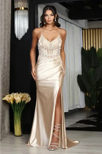 Vestido de Gala de tiras, estilo corset decorado con flores y lentejuelas tornasol en Top y espalda descubierta
