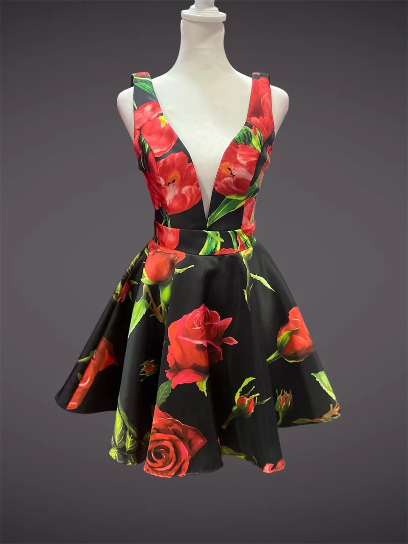 Vestido corto color Negro floral escote en V y falda corte A de vuelos
