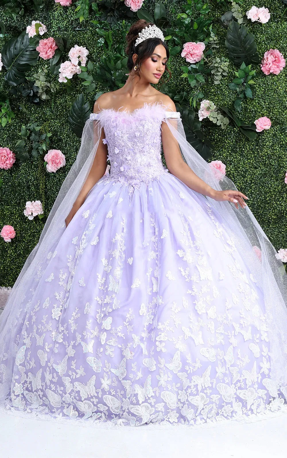 Vestido de 15 años Off Shoulder con capa en mangas decorado con plumas en Top, Glitter y apliques de mariposas