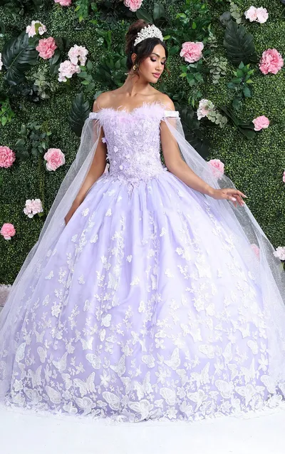 Vestido de 15 años Off Shoulder con capa en mangas decorado con plumas en Top, Glitter y apliques de mariposas