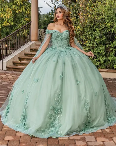 Vestido de 15 años Off Shoulder con capa color Verde Sage decorado con apliques de flores y mariposas 3D falda corte princesa