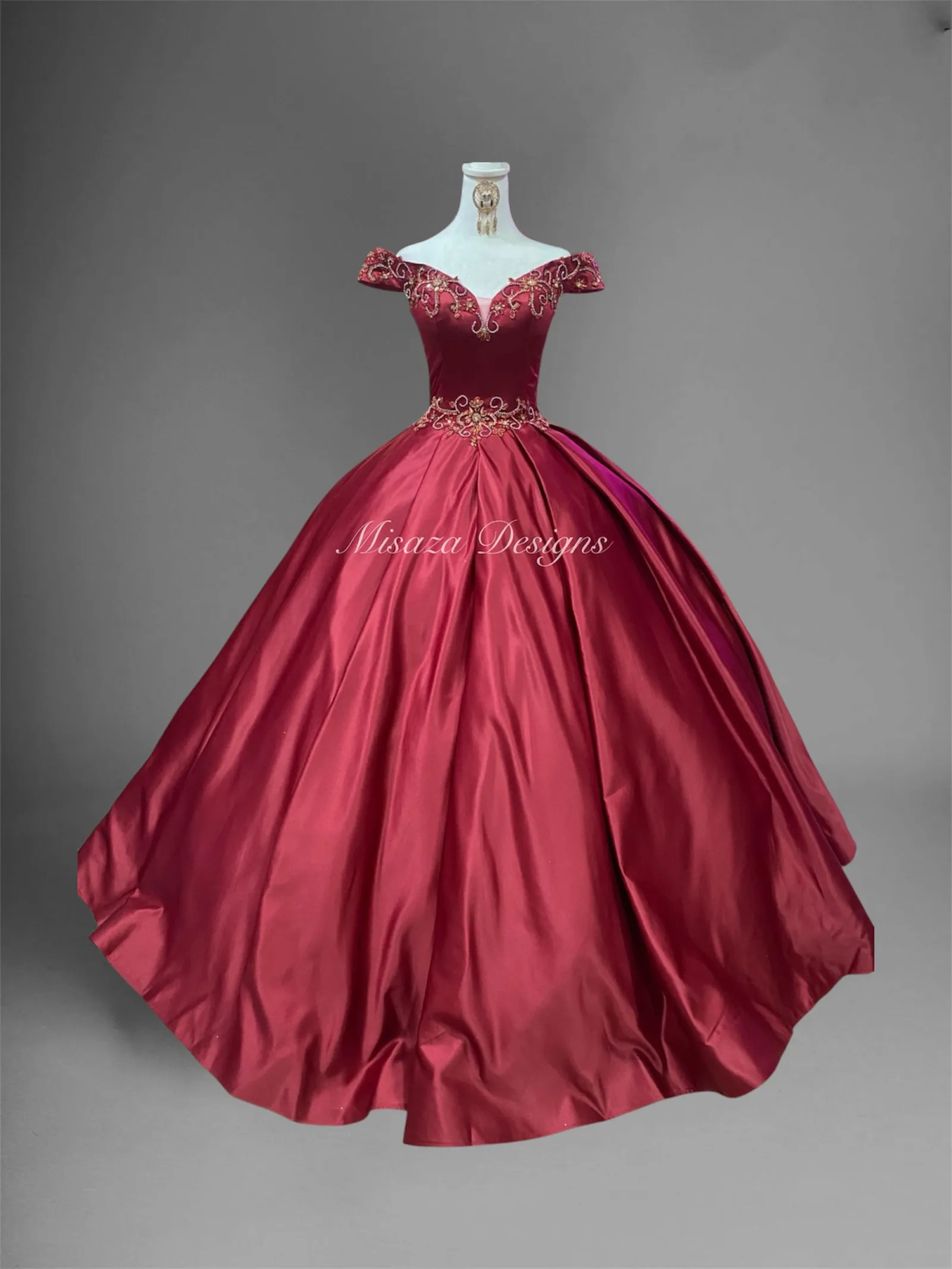 Vestido de 15 años Off Shoulder color Burgundy decorado con apliques dorados y falda corte princesa