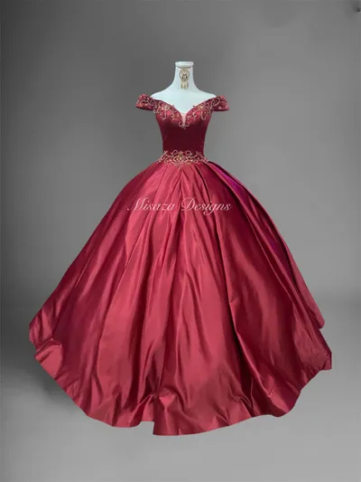 Vestido de 15 años Off Shoulder color Burgundy decorado con apliques dorados y falda corte princesa