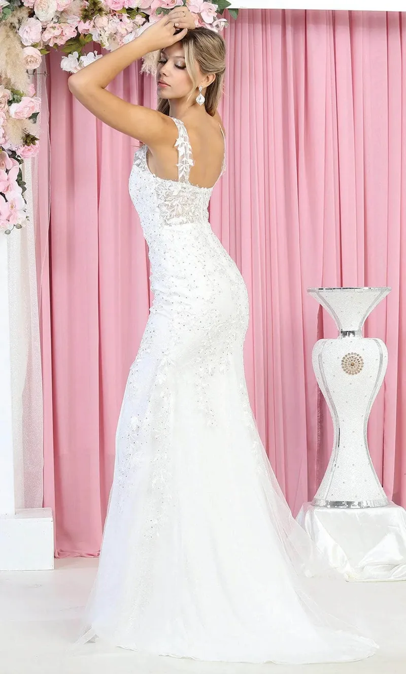 Vestido de Novia Cuello corte V ajustado color Blanco decorado con apliques y pedreria plateada falda con abertura lateral