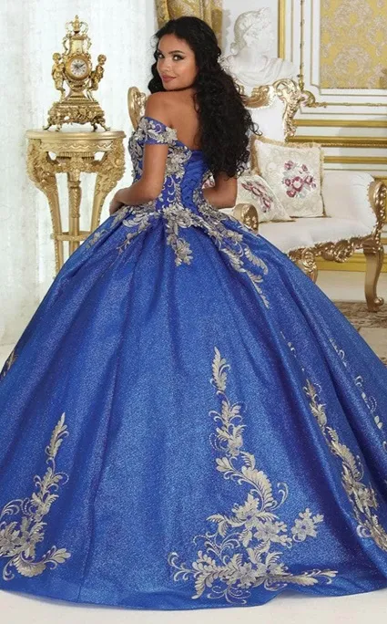 Vestido de Quinceaños off shoulder en tela glitter, aplicaciones en dorado y falda corte princesa