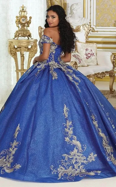 Vestido de Quinceaños off shoulder en tela glitter, aplicaciones en dorado y falda corte princesa
