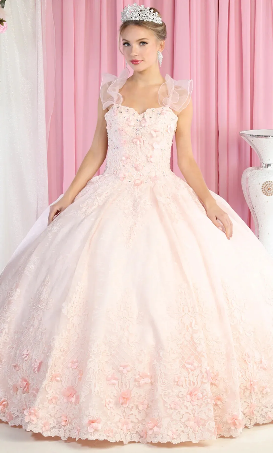Vestido de 15 años de tiras color Rosado decorado con apliques y perlas, falda corte princesa con cola